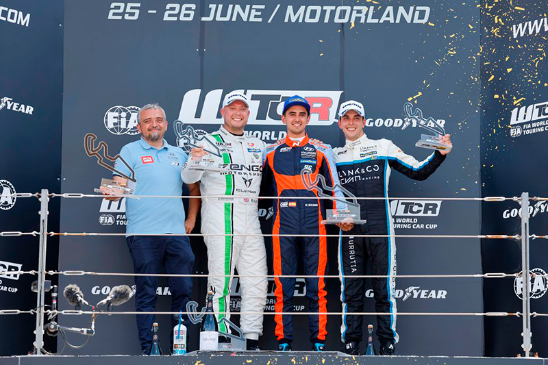 Mikel Azcona vence en Alca&ntilde;iz y afianza su liderato en el FIA WTCR